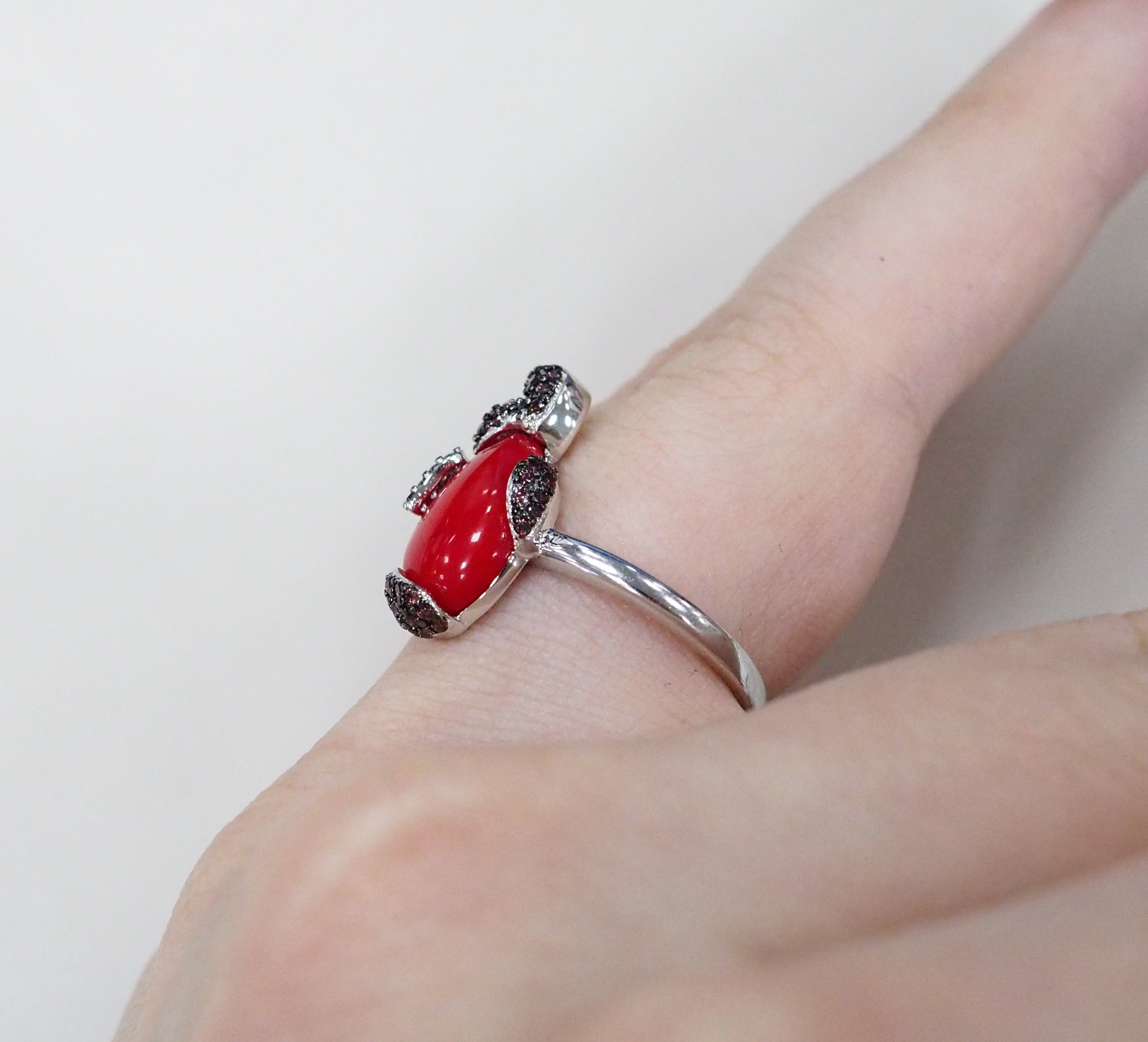 Серебряное кольцо с кораллом